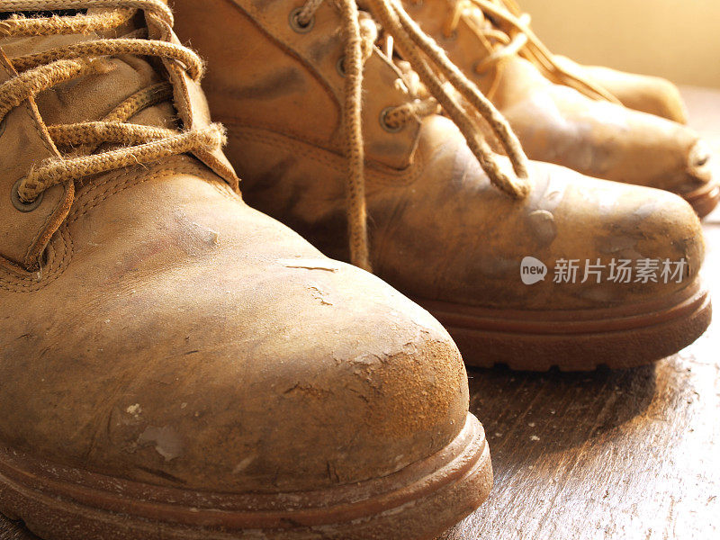 工作靴的脚趾和鞋带有裂痕