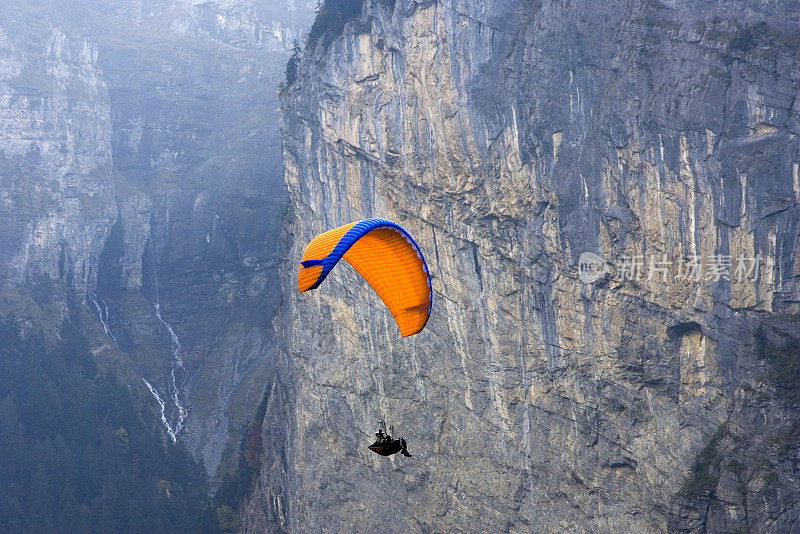 瑞士阿尔卑斯山悬崖上的滑翔伞
