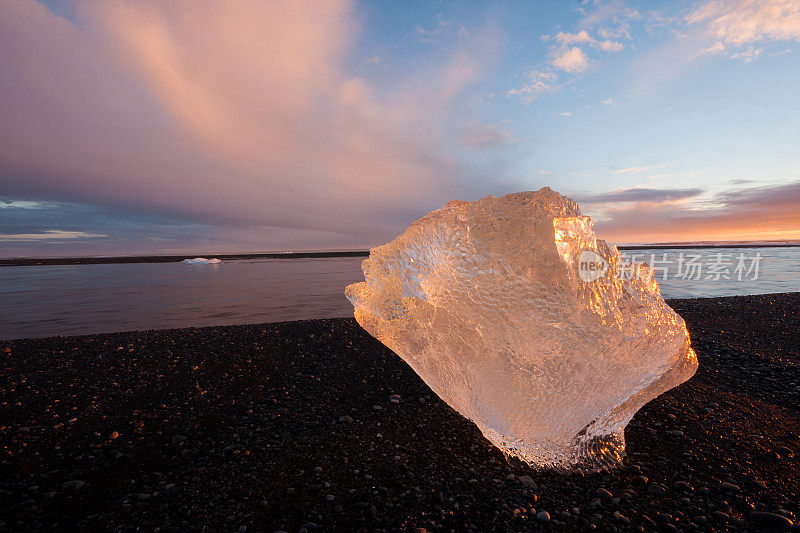 冰岛Jokulsarlon海滩上的冰山