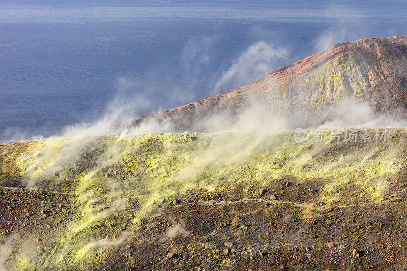 西西里岛的埃奥利亚群岛上的火山喷气孔