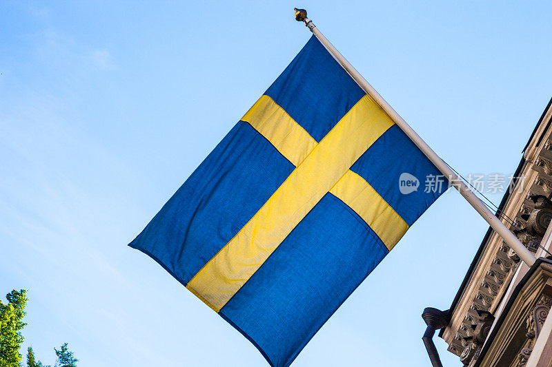 瑞典国旗挂在政府大楼上