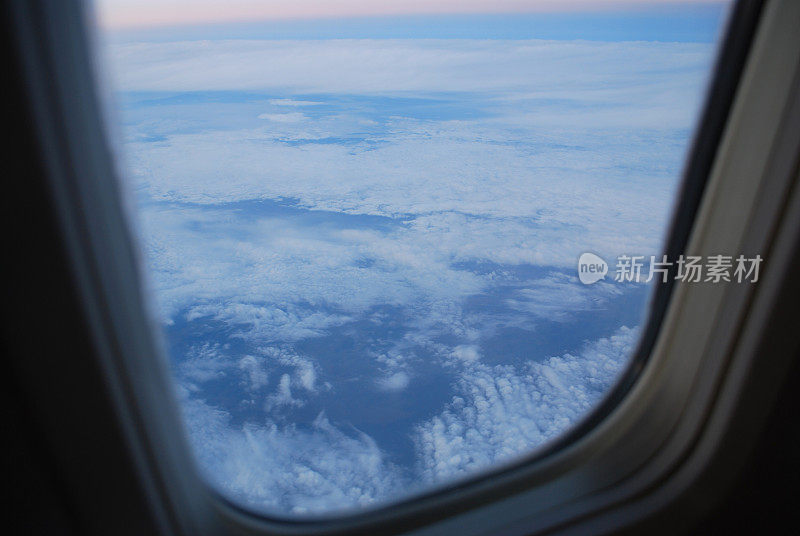 飞机窗外的天空