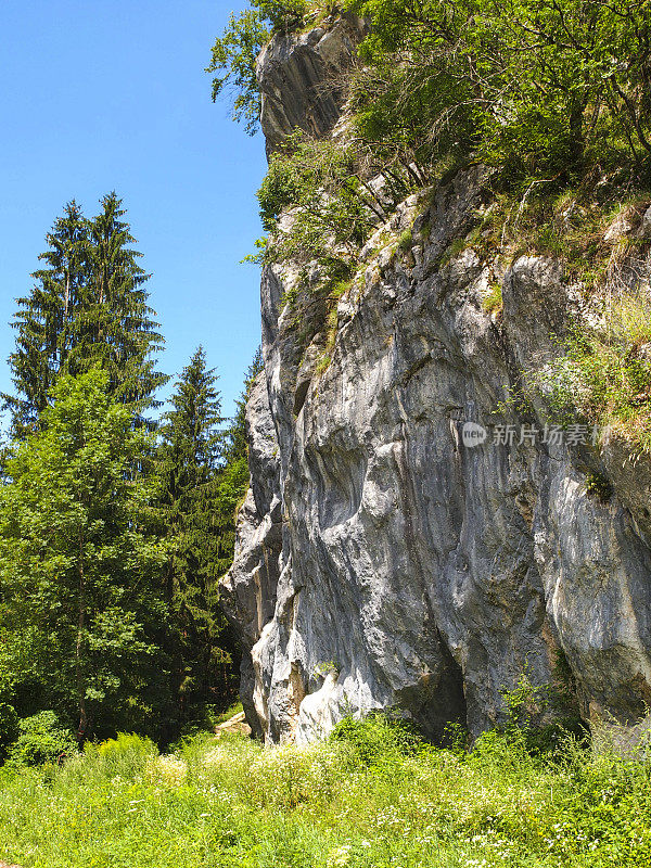 芬肯斯坦城堡附近的一块巨大的垂直攀岩岩石