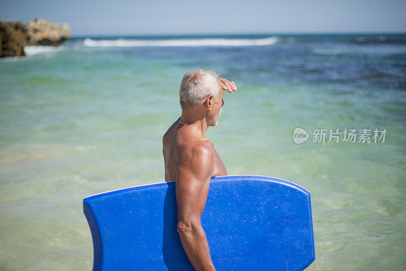 活跃的老年人冲浪