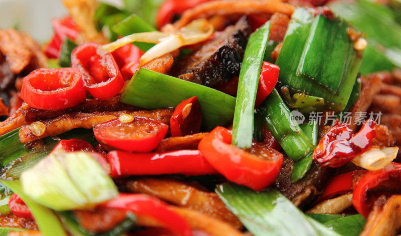 辛辣的四川菜，由肉、辣椒、洋葱和竹笋组成