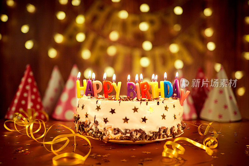 快乐的生日蛋糕与蜡烛的背景花环