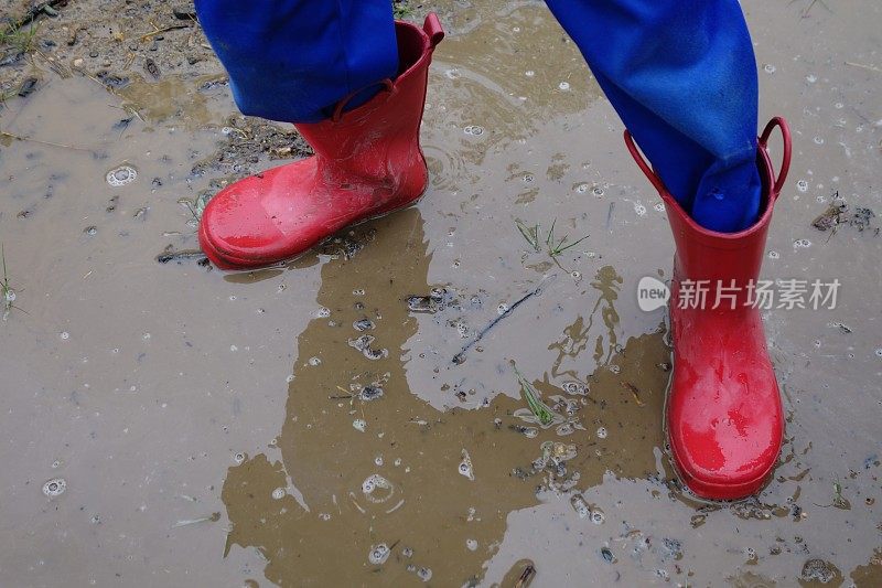 雨坑里的红靴子