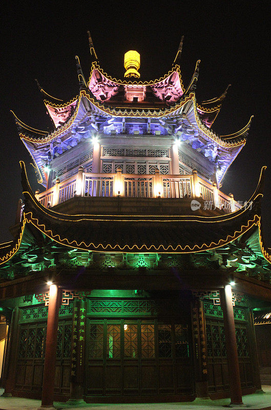 中国传统建筑寺庙的夜晚