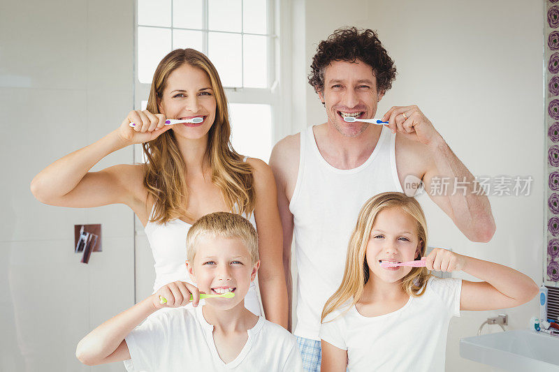 微笑的一家人刷牙的照片