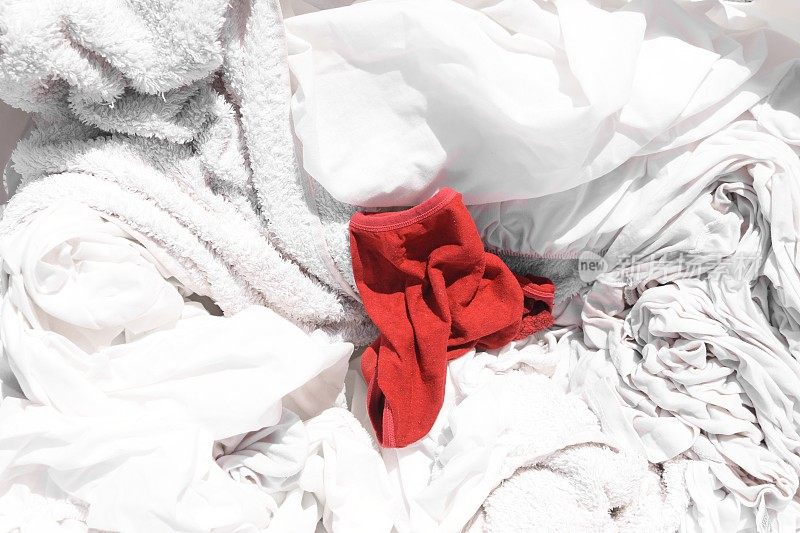白色洗衣房里的一只红袜子