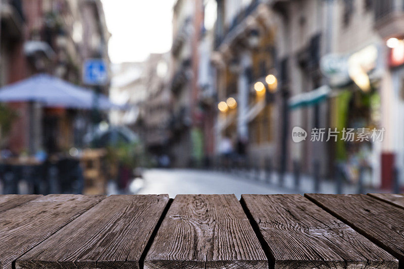 空木桌与散焦街道在背景