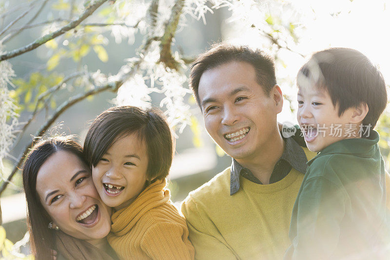 幸福的亚洲家庭和两个孩子在公园