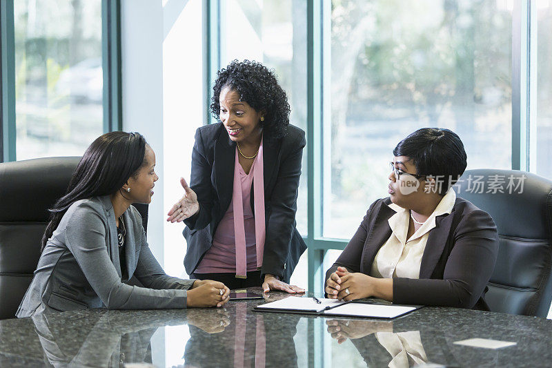 三个黑人妇女在商务会议上