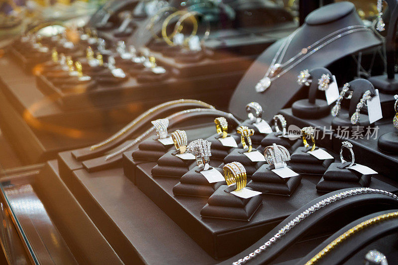 黄金珠宝钻石店配戒指和项链奢侈品零售店橱窗展示橱窗