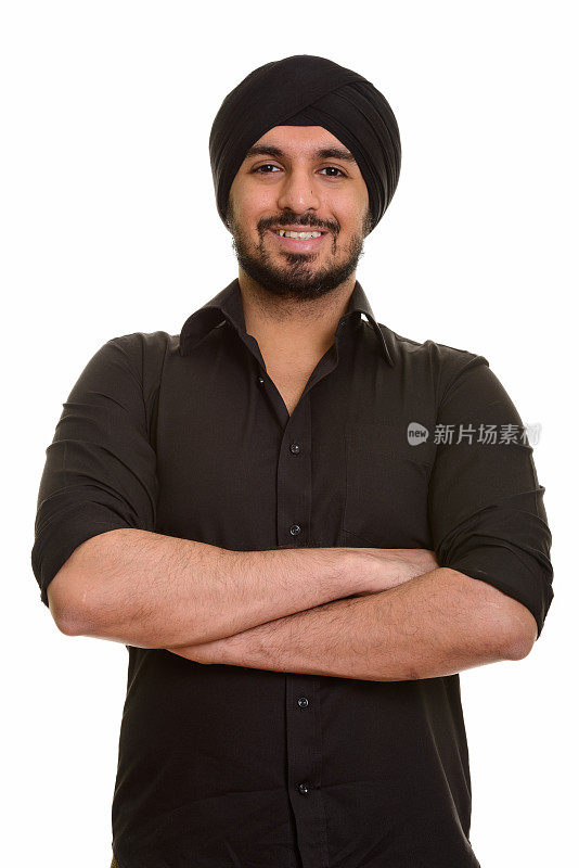 年轻快乐的印度锡克教徒微笑着，双臂交叉，戴着头巾