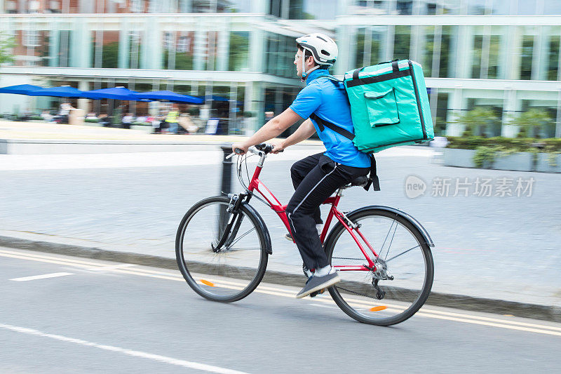 自行车快递在城市里送食物