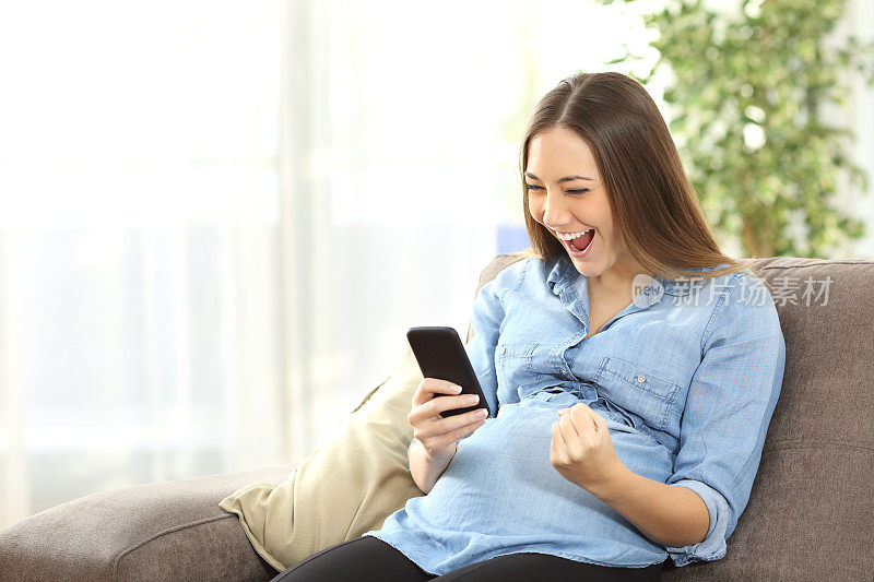 孕妇兴奋地看着手机