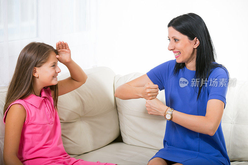 微笑的聋哑女孩学习手语