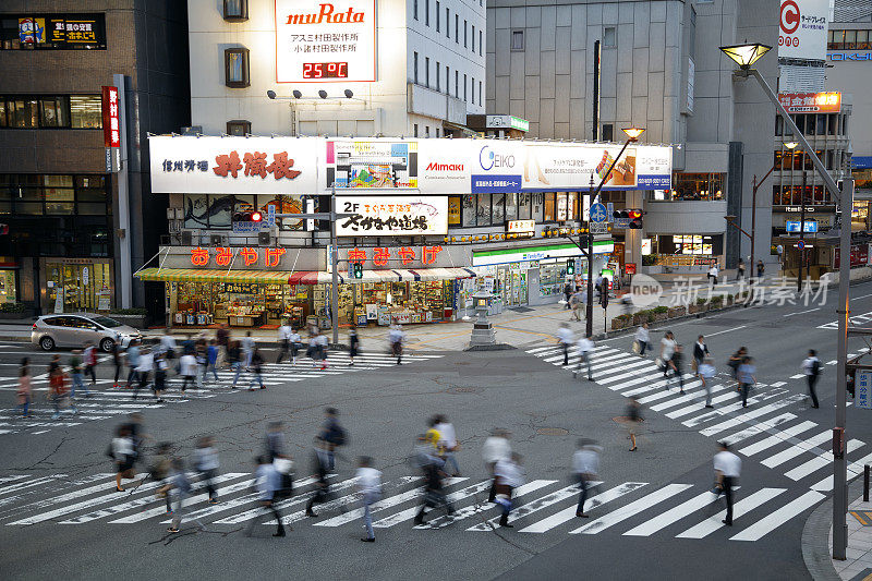 日本长野市中心的黄昏鸟瞰图