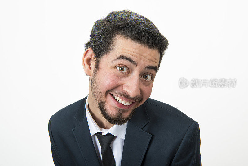 肖像快乐的年轻商人站在白色的背景看着相机与内容微笑