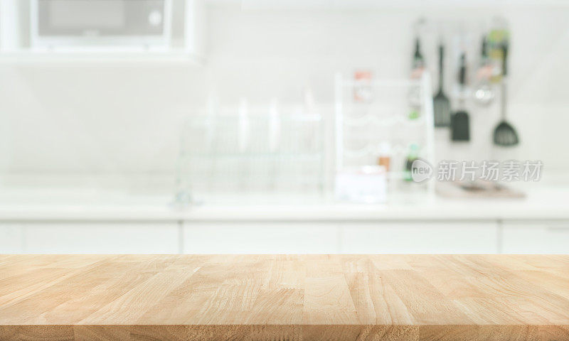 模糊白色厨房墙壁上的木质桌面