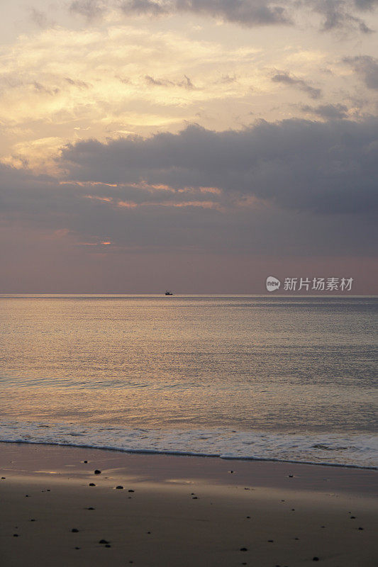 神奇的海洋。大西洋。早....日出在地平线上。新的一天的伟大时刻。冲浪浪水滩