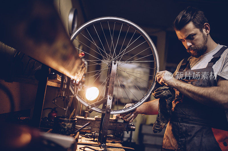 修理工在修自行车轮子