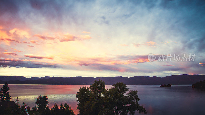 在蒙大拿州平头湖的秋天天空风景