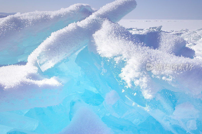 天空背景上破碎的蓝色冰块。冬天贝加尔湖湖