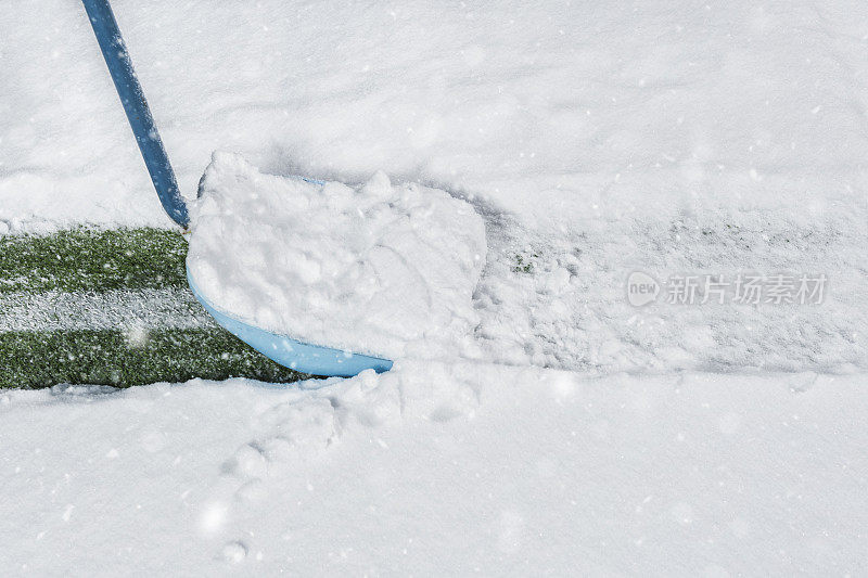 在运动场的院子里清理积雪的雪铲