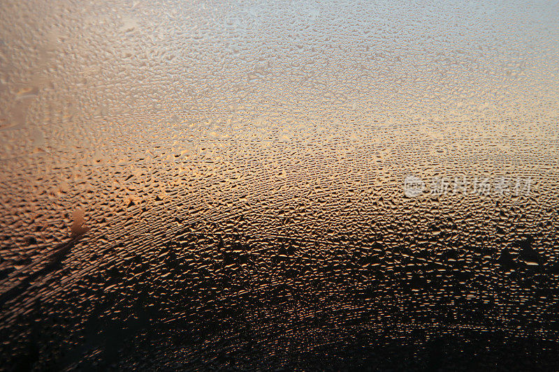 抽象的背景-玻璃窗上的雨滴