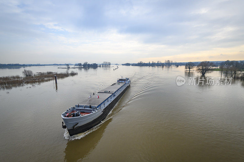 冬天的一个早晨，一艘驳船在伊杰塞尔河上