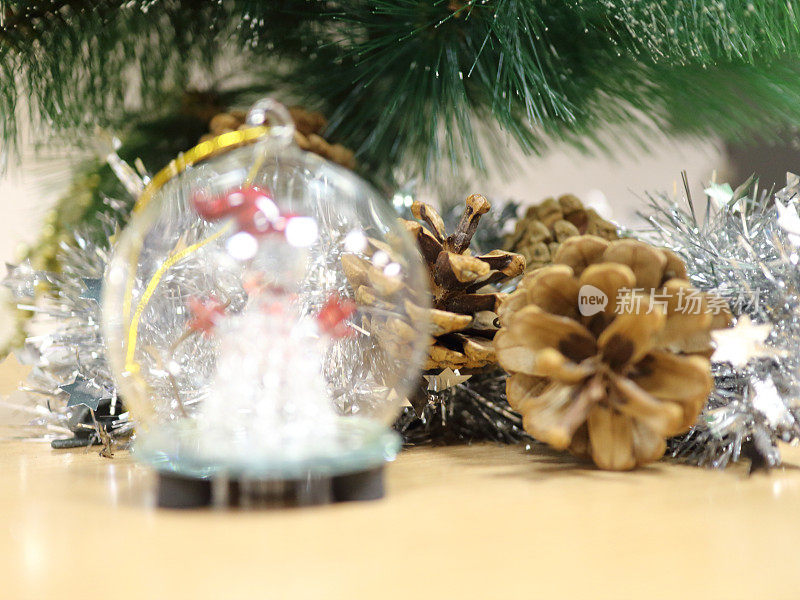 圣诞树透明球里面有圣诞老人