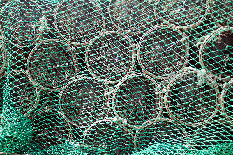 渔网挂干，渔筐后，满架。