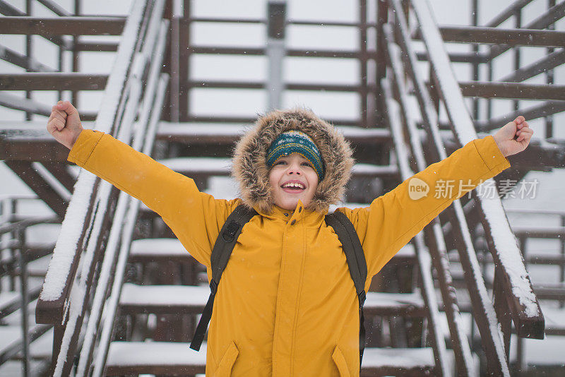 雪地上快乐的男孩