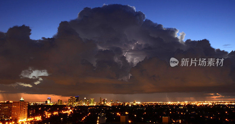佛罗里达州劳德代尔堡市上空出现严重雷暴