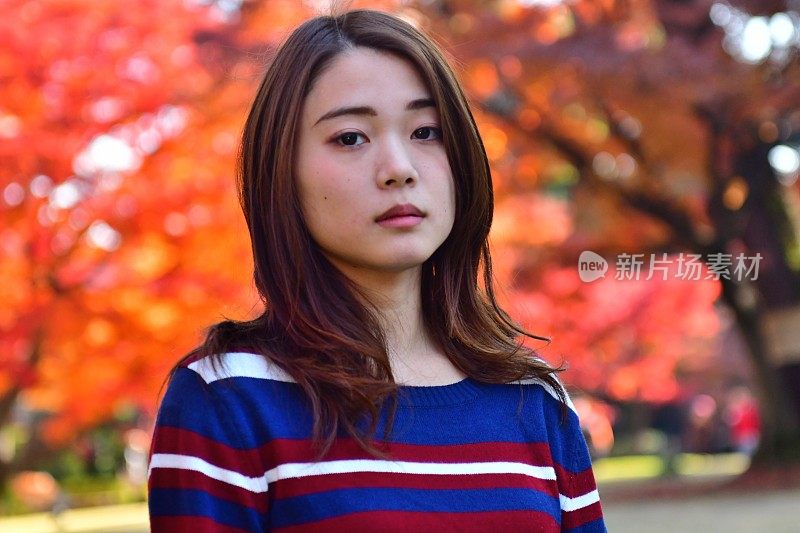 东京秋叶下日本年轻女子不同的面部表情