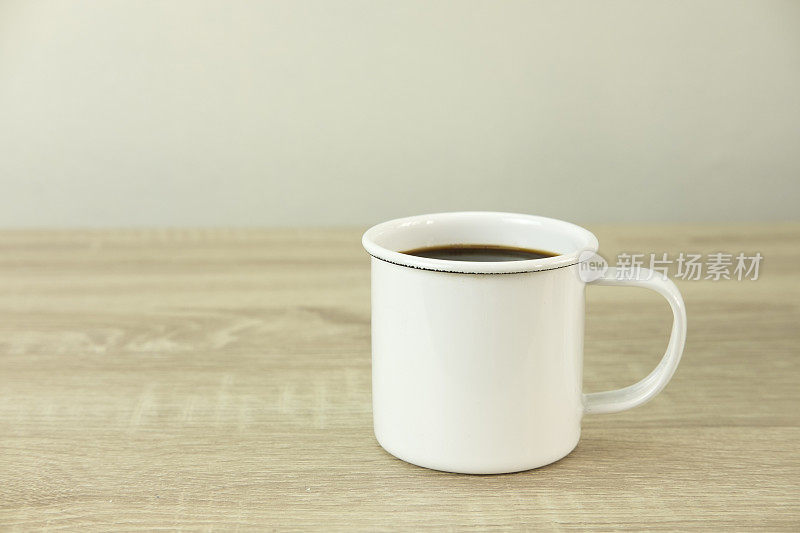 侧面的白色搪瓷咖啡杯