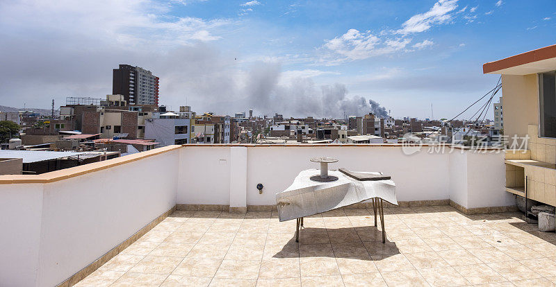 秘鲁特鲁希略的屋顶，远处燃烧着一团火