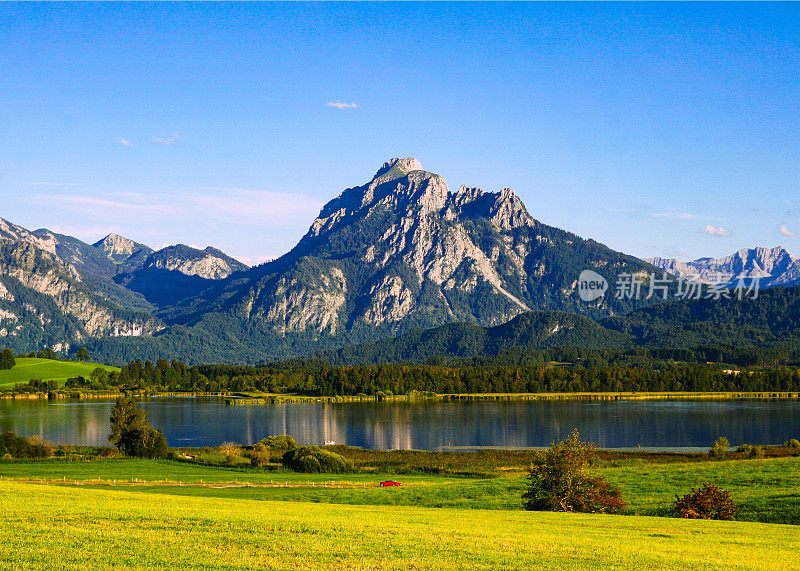 德国巴伐利亚州Ost-Allgäu，霍普芬湖附近，以Säuling为背景