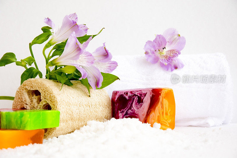 浴室配件，风向标，紫花花，手工肥皂和白毛巾