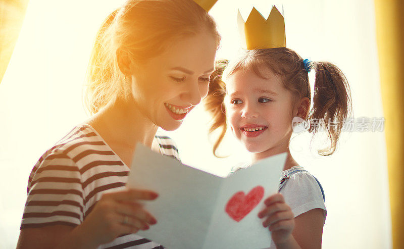 母亲节快乐!母亲和女儿戴着王冠，带着明信片