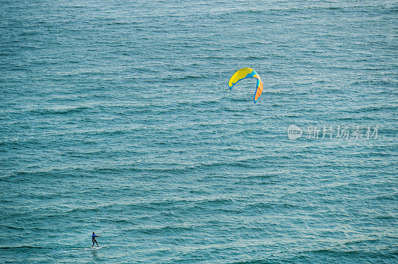 侧视图水翼风筝冲浪风筝冲浪者滑翔在空中
