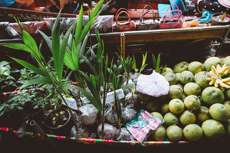 泰国水上市场的街头食品和植物