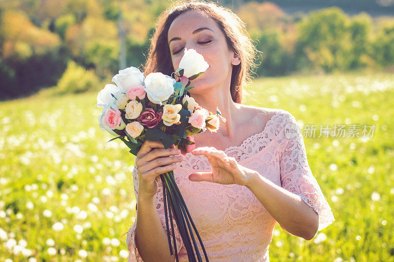 夏日森林背景上的美丽新娘