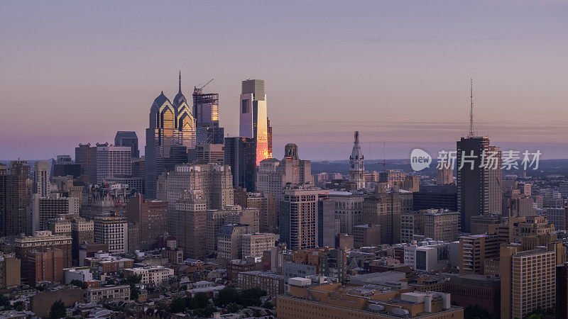 费城的摩天大楼在日出时