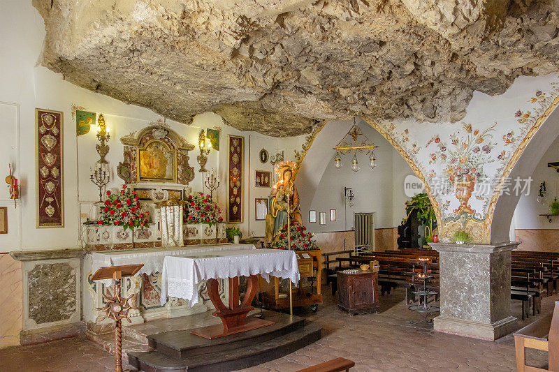 圣母德拉罗卡圣所，建于17世纪，位于俯瞰陶尔米纳的陡峭山上，部分天花板由活岩构成(意大利西西里岛)