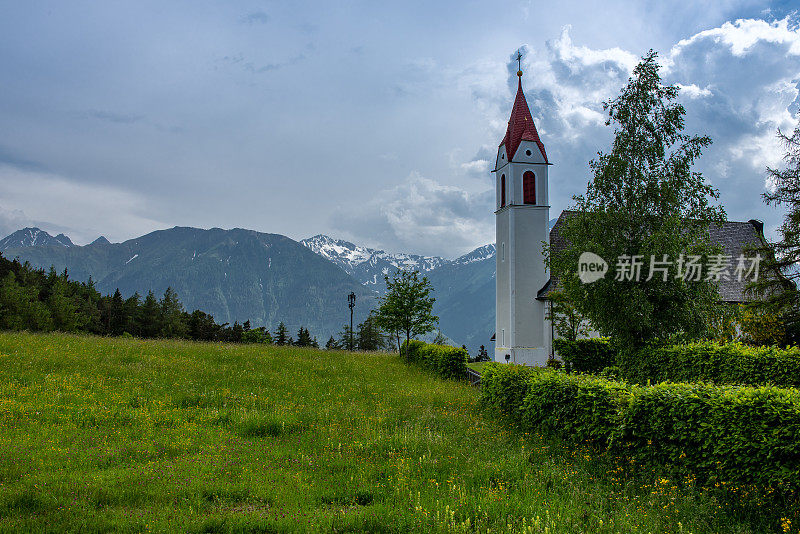 奥地利阿尔卑斯山M?sern的一个漂亮的小教堂