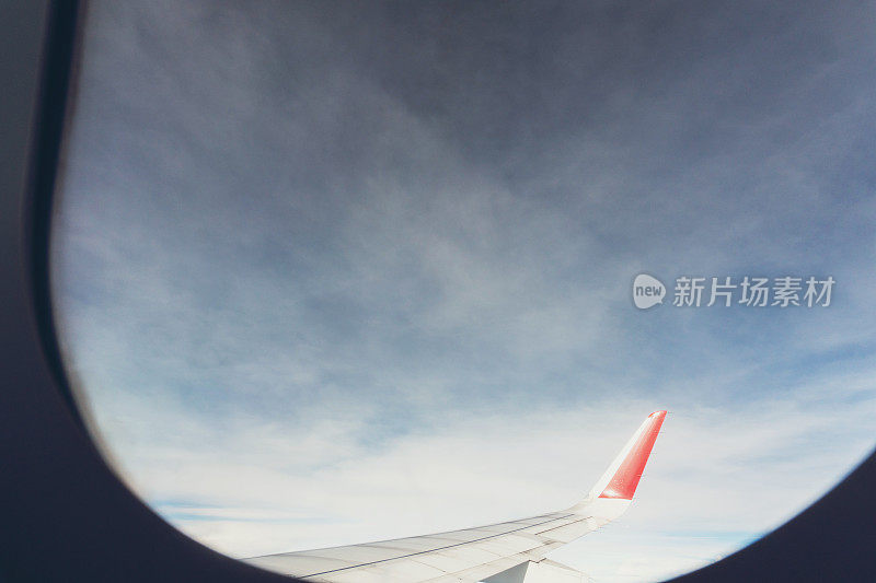 飞机机翼看云天空的景色