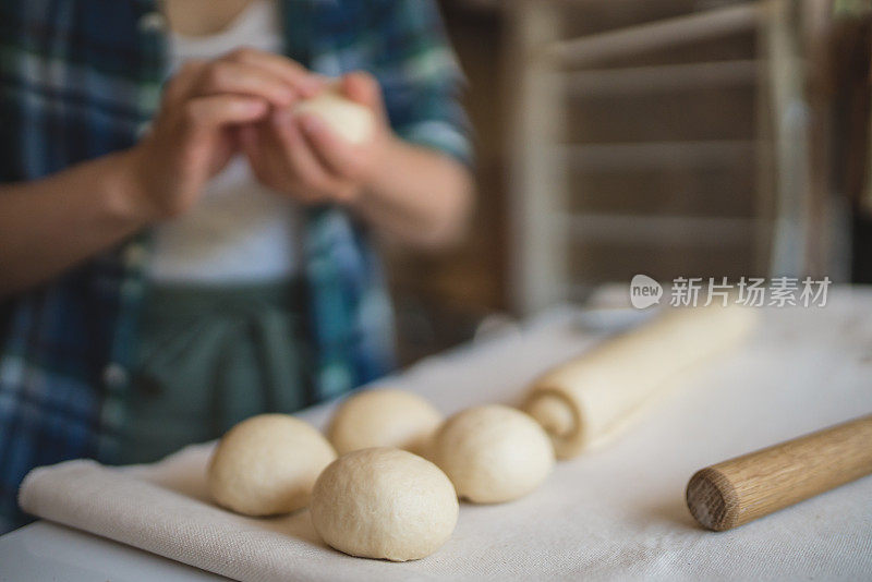 咖啡馆老板在早上开门前制作烘焙食品